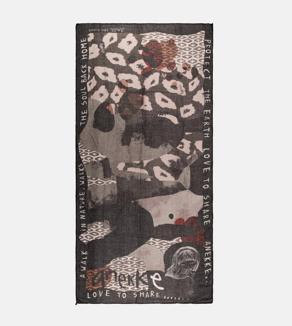 Foulard con stampa animalier, su una base di nero e grigio con toni rossastri