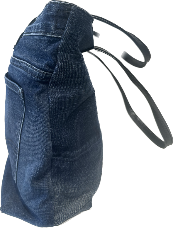 Borsa a spalla realizzata con jeans used, con doppio manico e chiusura con zip