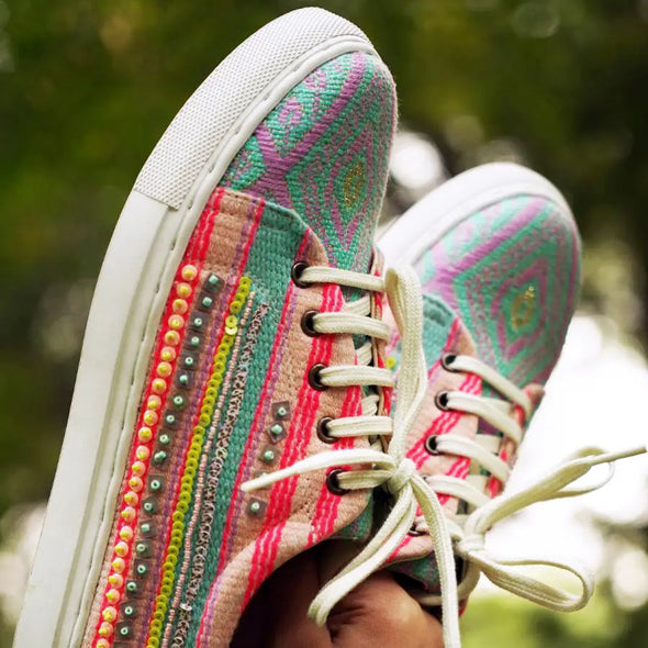 Sneakers multicolore con paillettes e perline ricamate a mano e inserti in pelle