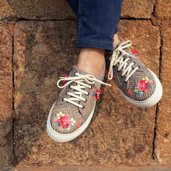 Sneakers fatte a mano, con paillettes, perline e fiori  realizzati in rilievo
