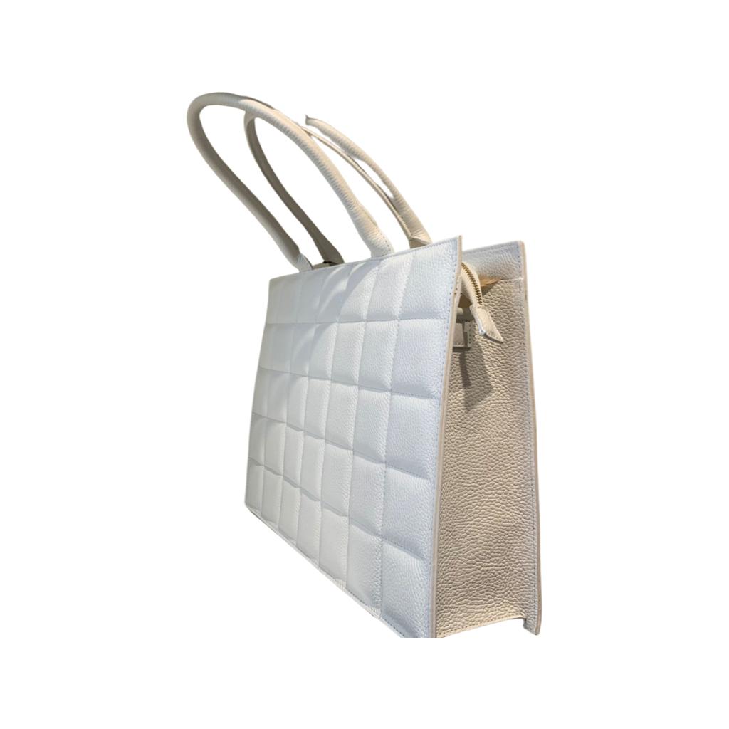 Borsa grande bianca in pelle morbida, dal design particolare