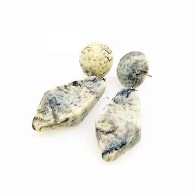 Orecchini effetto pietra in acrilico grigio con perno freeshipping - Vico Langella