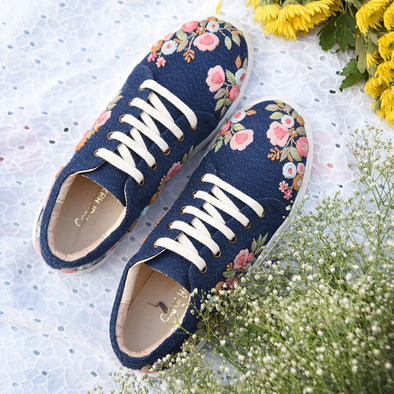 Sneakers in denim fatte a mano, presentano un disegno floreale ricamato a mano