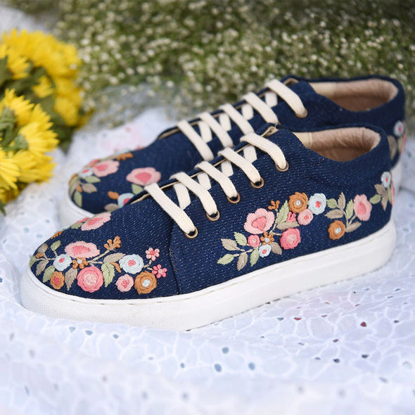Sneakers in denim fatte a mano, presentano un disegno floreale ricamato a mano